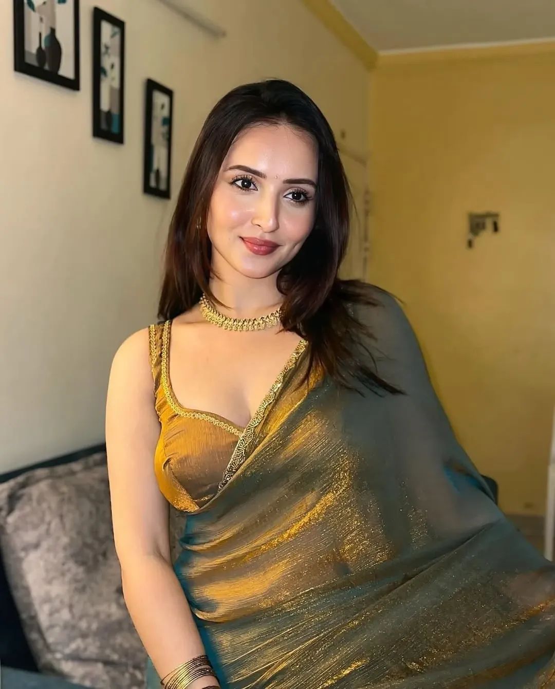 Shine with Grace β Katdana Moti Lace Border Saree