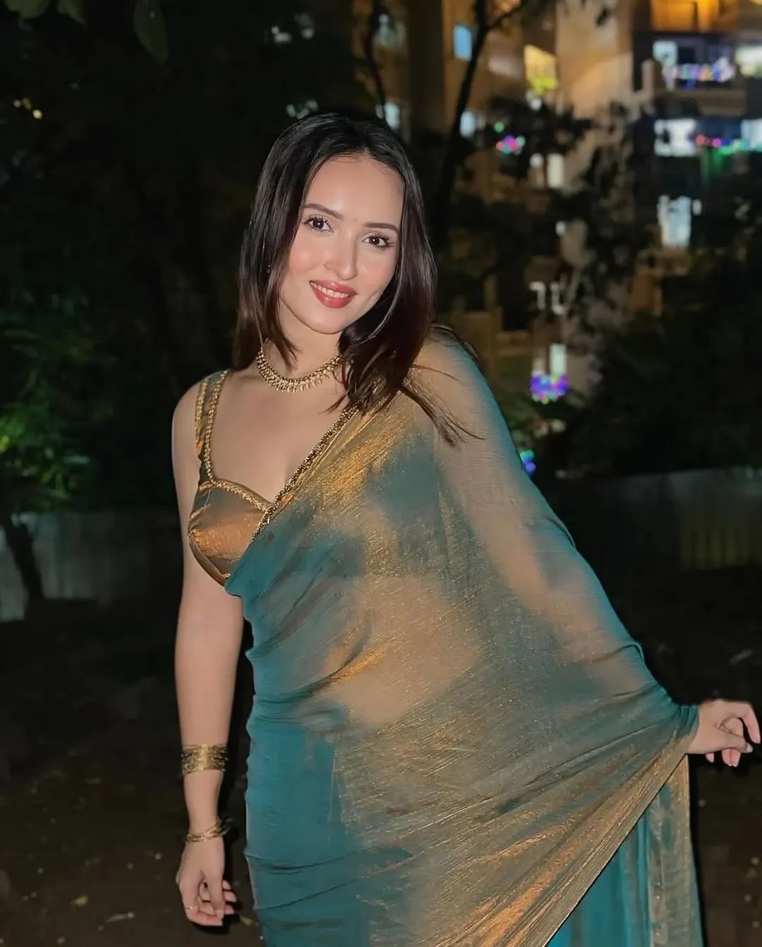 Shine with Grace β Katdana Moti Lace Border Saree